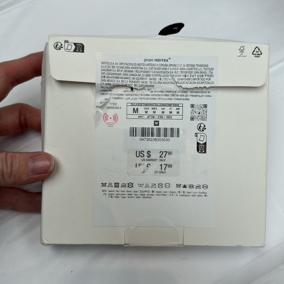 *NEW* ZARA GOLD TONE PETAL FLORAL EARRINGS - Picture 4 of 4